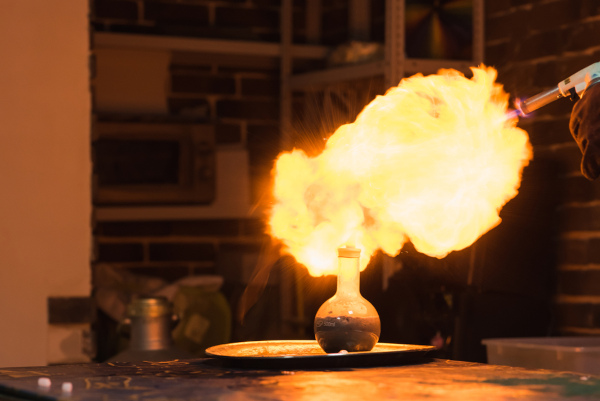 Demonstração, em laboratório, do potencial explosivo do gás hidrogênio.