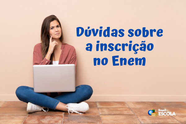 Estudante em computador que mostra na tela a logomarca do Enem