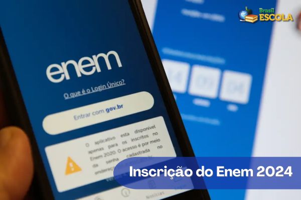 Estudante em biblioteca com fone de ouvido e em frente a notebook. Na imagem, está escrito: