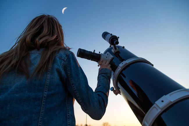 As imagens produzidas por um telescópio podem ser milhares de vezes maiores que seus objetos.