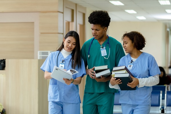 Estudante em aula do curso de Medicina. Na imagem, está escrito: Nota de corte de Medicina no SiSU