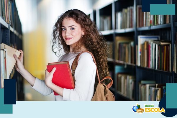 Mulher pegando livros em biblioteca em referência aos resumos de livros.