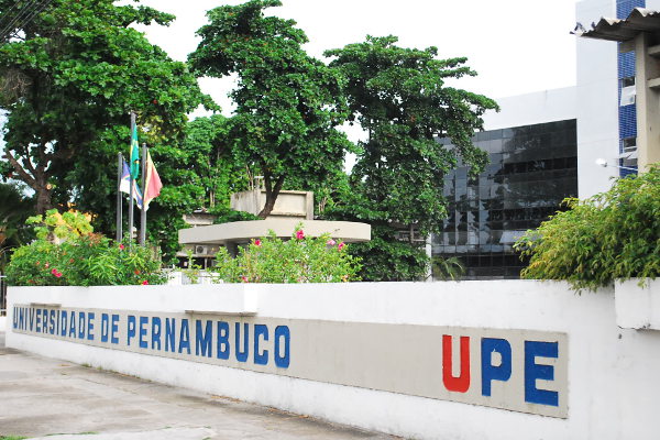 Fundo nas cores azul e branco, lupa próxima do texto Consulta Pública Ensino Médio